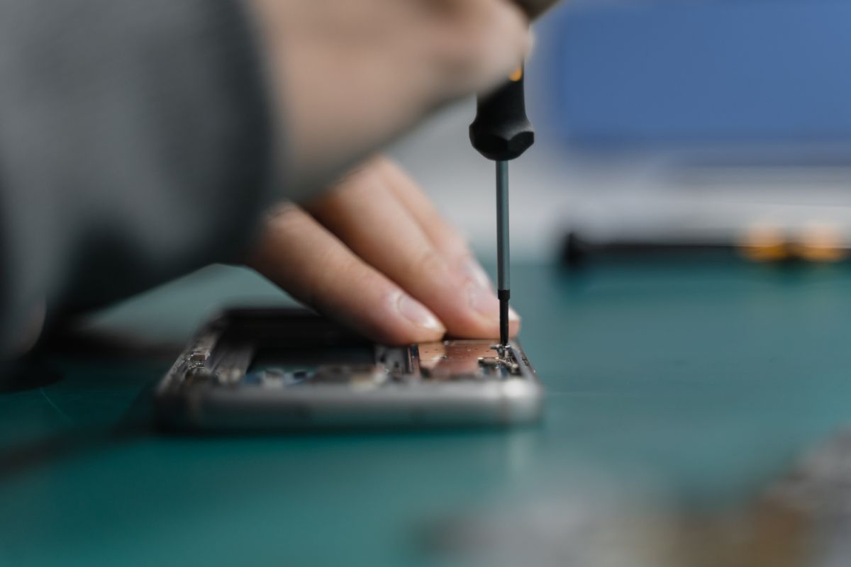Foto ilustrativa de manutenção de componentes internos de um smartphone